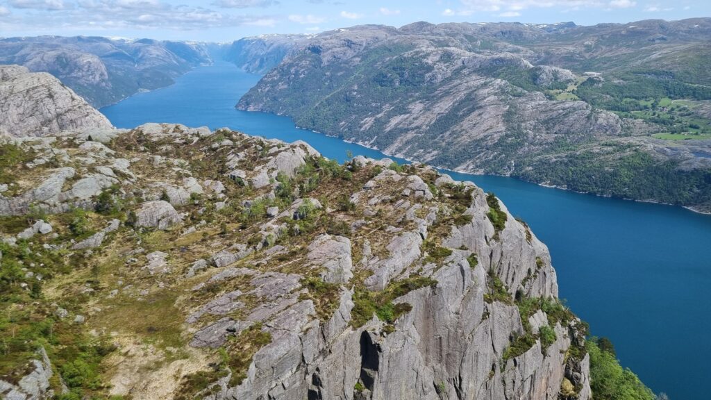 Uitzicht vanaf Preikestolen op een fjord