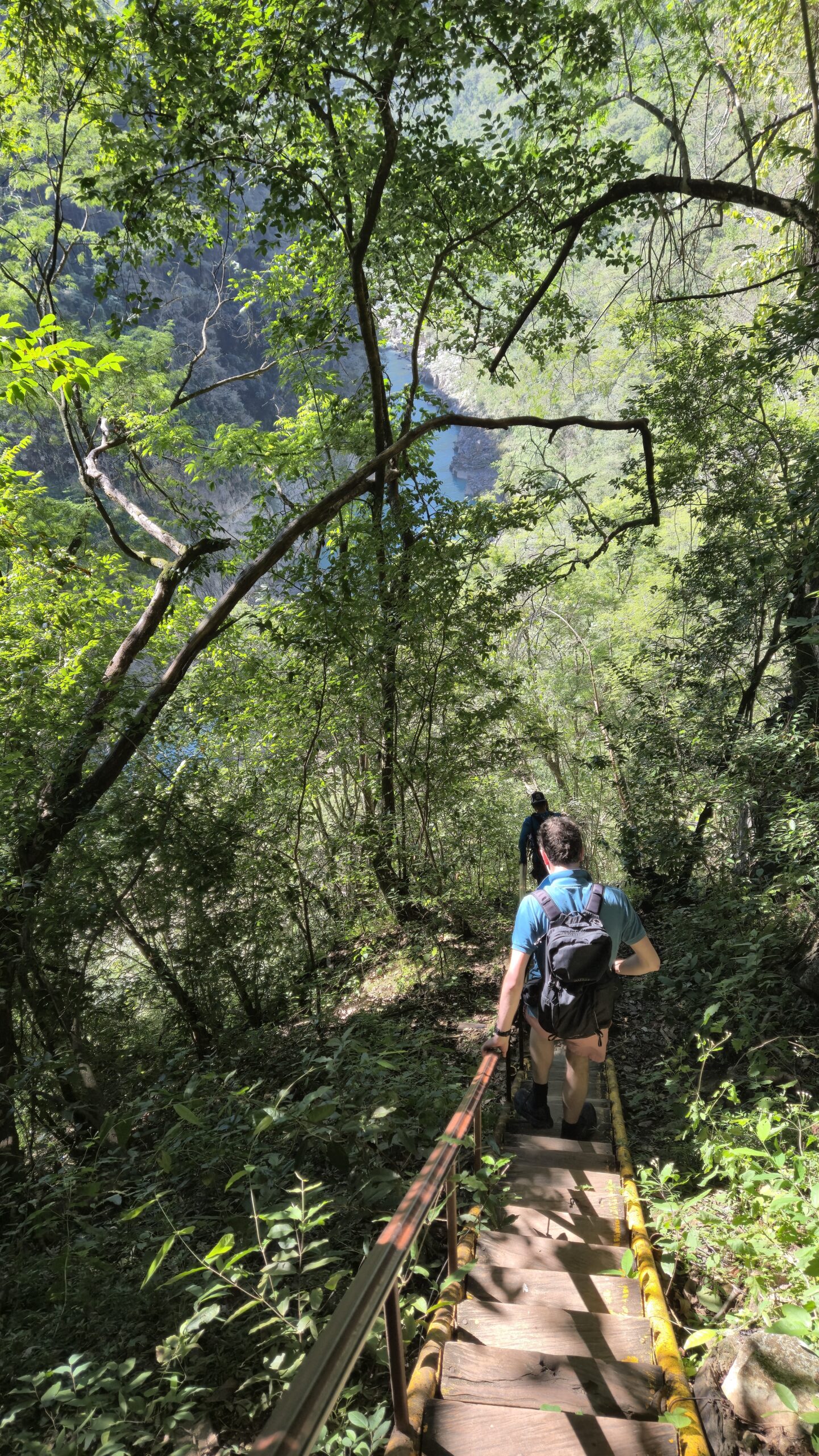 Trappen_naar_waterval_Tamul_Roadtrip_Centraal_Mexico
