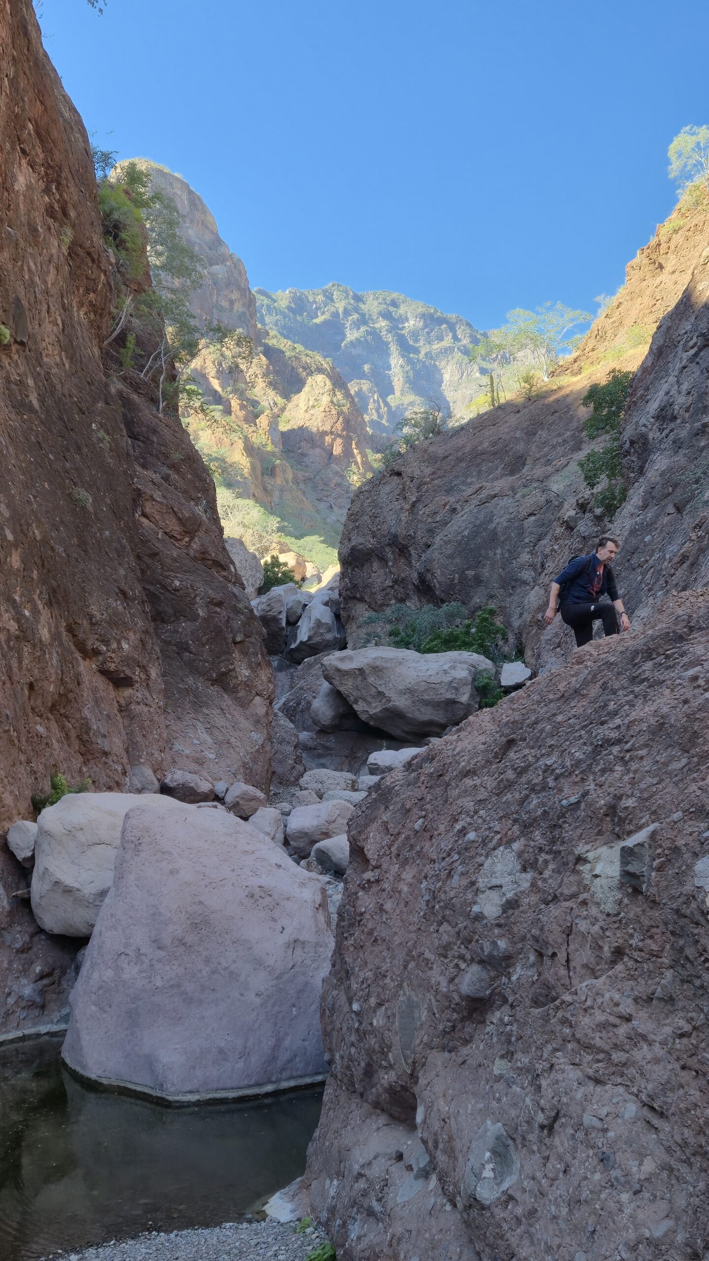 Klimmen over rotsen in Tabor_Canyon Hoogtepunten_Baja_California