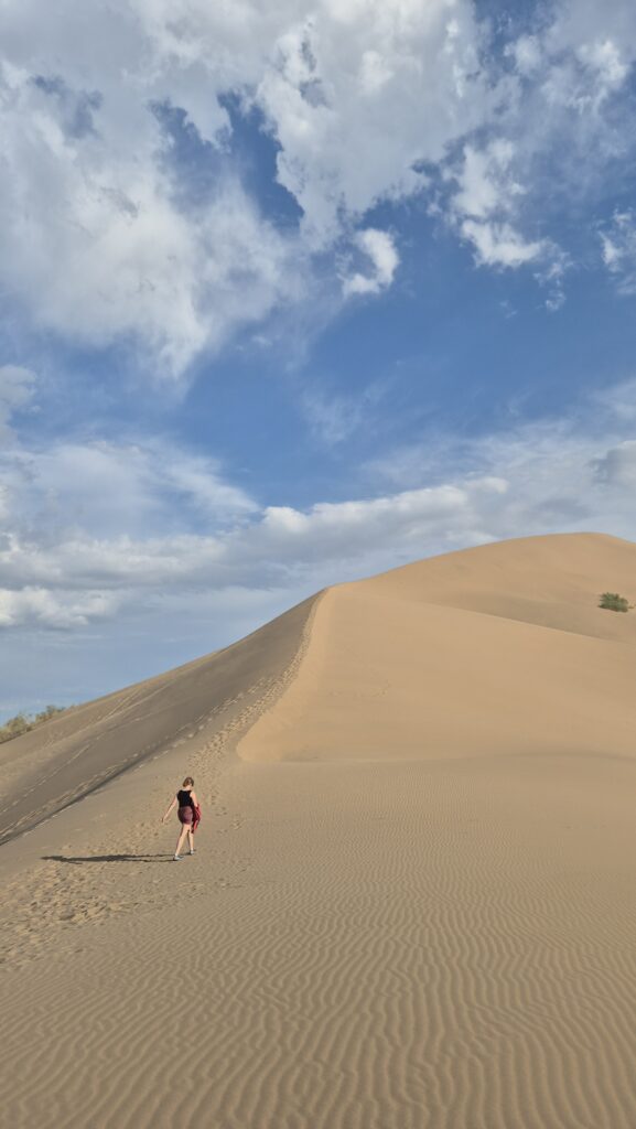 Beklimming_grote_zandduin_mooiste korte wandelingen in Kazachstan en Kirgizië