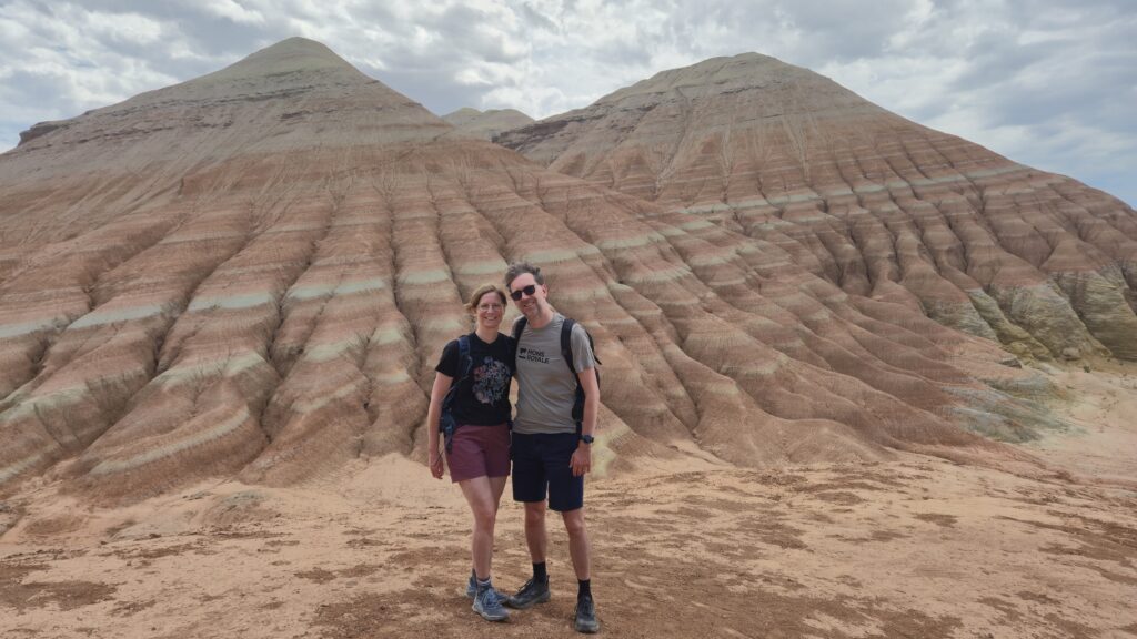 Aktau bergen_gekleurde lijnen_mooiste korte wandelingen in Kazachstan en Kirgizië