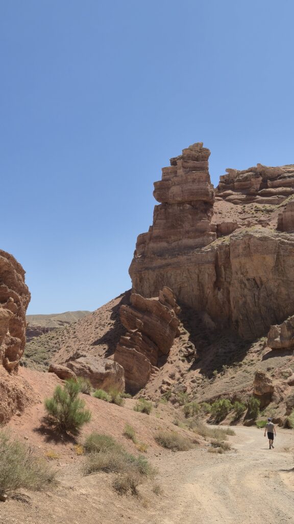 Grote rotsen charyn canyon_mooiste korte wandelingen in Kazachstan en Kirgizië