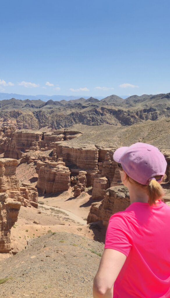 Uitzicht op charyn_canyon_mooiste korte wandelingen in Kazachstan en Kirgizië