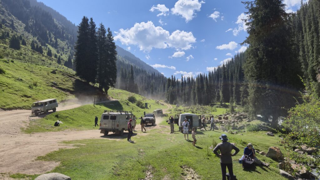 Busjes op een bergweg naar boven_Mooiste korte wandelingen in Kazachstan en Kirgizië