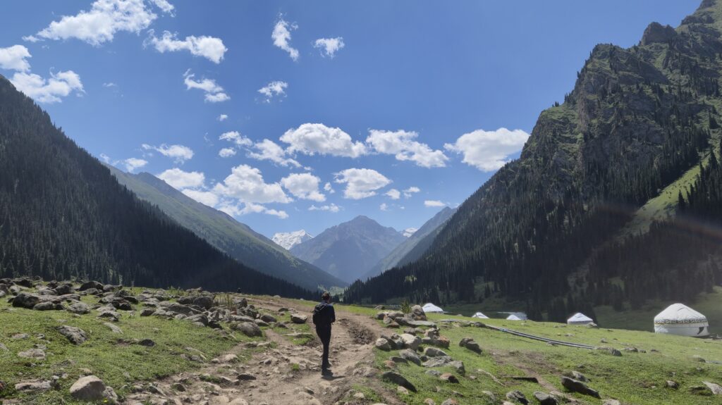 vallei met yurts_mooiste_korte_wandelingen_in_Kazachstan_en_Kirgizië