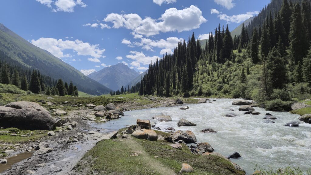 Wildstromende rivier en bossen_mooiste wandelingen in Kazachstan en Kirgizië