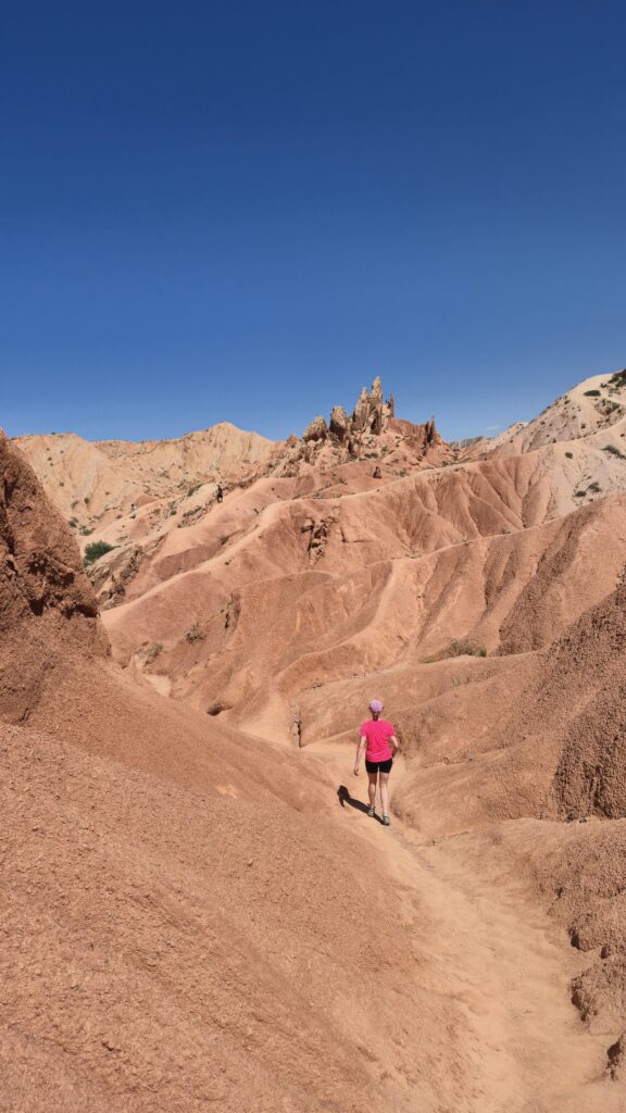 wandelen in oranje canyon_mooiste korte wandelingen in Kazachstan en Kirgizië