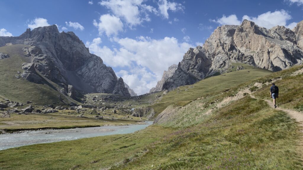 rivier en hoge bergen_mooiste korte wandelingen in Kazachstan en Kirgizië