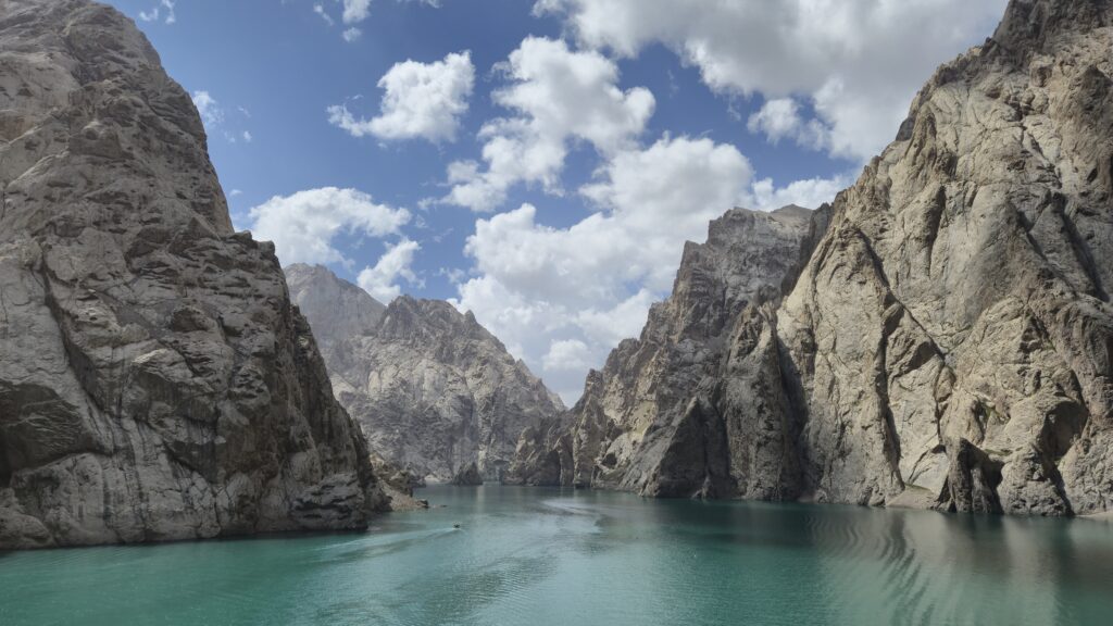 Kel-Suu meer tussen rotsen_mooiste korte wandelingen in Kazachstan en Kirgizië