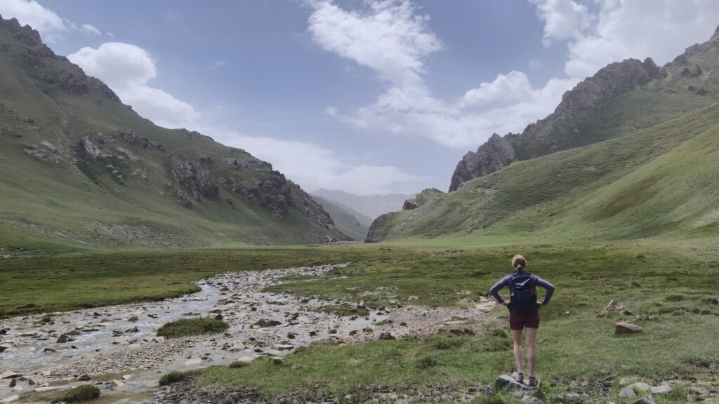 brede vallei met groene bergen en puntige rotsen_mooiste korte wandelingen in Kazachstan en Kirgizië