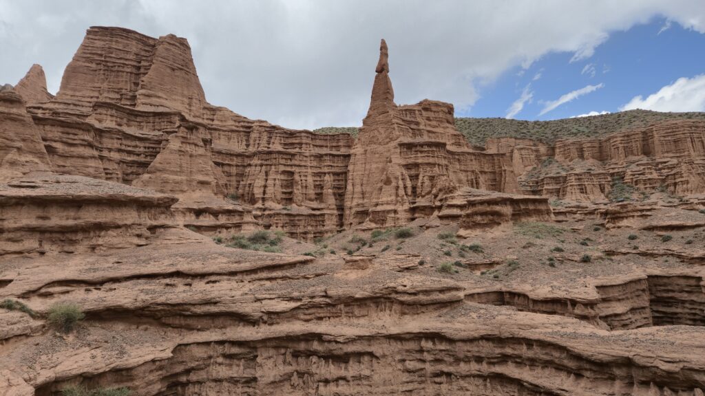 Torentjes_rotslagen_Kok_Moinok_mooiste_korte_wandelingen in Kazachstan en Kirgizië