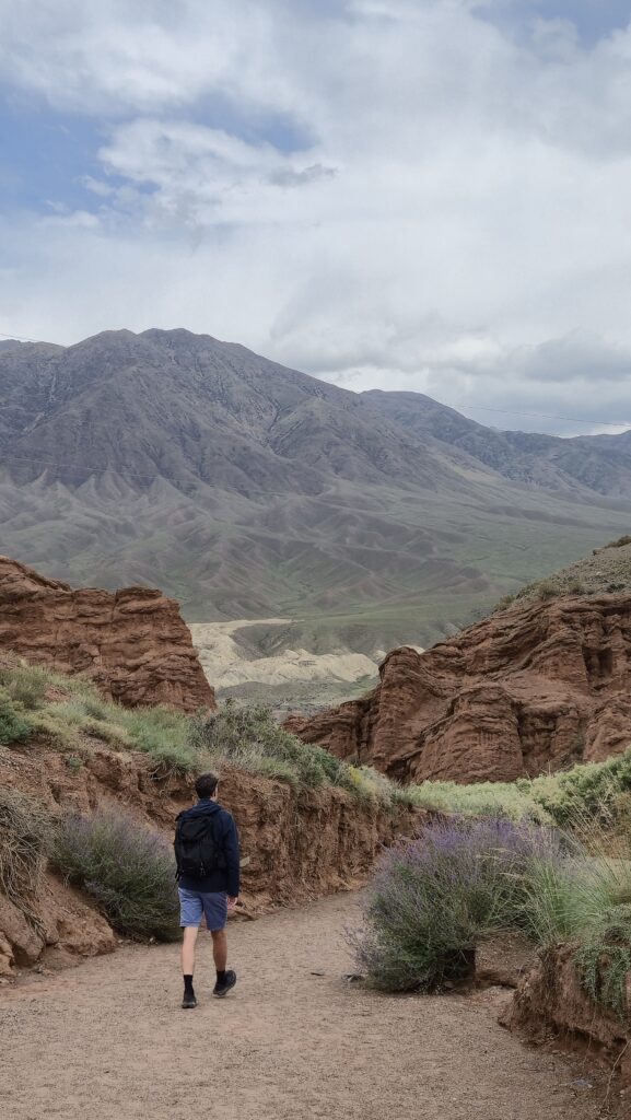 lage rotsen met groene heuvels_mooiste korte wandelingen in Kazachstan en Kirgizie