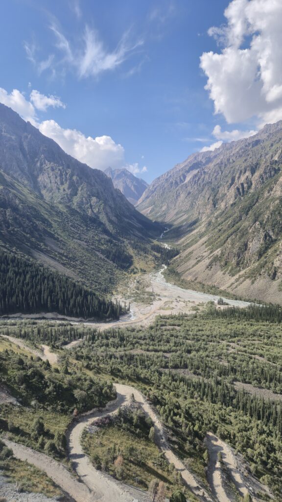 bossen in vallei omgeven door hoge bergen_mooiste korte wandelingen in Kazachstan en Kirgizië